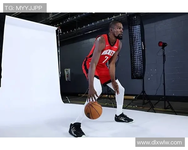 火箭逆转雄鹿赛后杜兰特谦逊发言称赞队友引发媒体热议